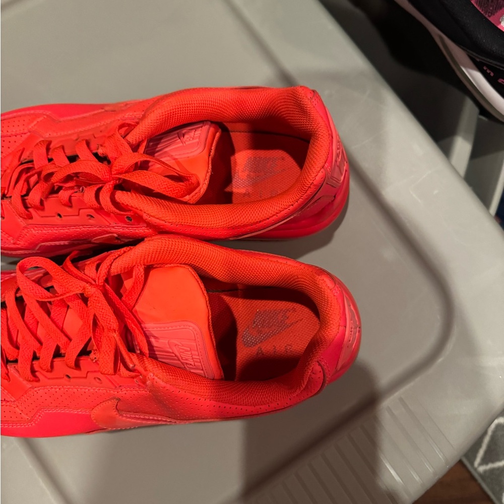 Red Athletic Shoes for Performance and Style - Picture 4 of 5